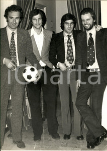 1970 ca CALCIO JUVENTUS Giocatori Luciano SPINOSI Antonello CUCCUREDDU *Foto Fotografia d'epoca. CONDIZIONI: poor (piegature angolari e strappo di circa 3 cm al margine inferiore)FORMATO: 22x30 cm      originale e autentica 1