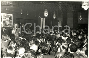 1970 ca MILANO Discoteca "Parco delle Rose" Orietta BERTI in concerto (1) - Foto Fotografia d'epoca.CONDIZIONI: G (ma lieve piegatura)FORMATO: 30x20 cm     originale e autentica 1