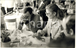 1973 MILANO Cantante MILVA al ristorante con il compagno Mario PIAVE (4) *Foto