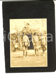 1890 ca USA Fiera in costume storico - Figuranti vestiti da indiani *Foto RARA Rara e curiosa fotografia d'epoca, scattata in occasione di una fiera all'aperto, con rievocazione in costume della storia americana. Si notano vari personaggi vestiti da indiani, cow-boy o conquistatori spagnoli tra i banchi e i tendoni.Su cartoncino morbido.  CONDIZIONI: FAIR (cartoncino rifilato con lievi mancanze)FORMATO: 12x18 cm (cartoncino) ; 9x12 cm (fotografia)    originale e autentica 1