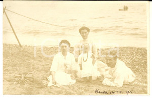 1913 VARAZZE Ritratto di famiglia in spiaggia con secchiello *Foto PIPINO