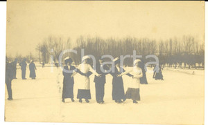 Fotografia d epoca originale 1910 ca ITALIA COSTUME Gruppo di amici con i pattini su lago ghiacciato  Foto 1
