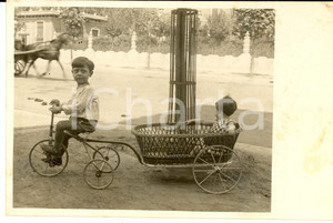 Fotografia d epoca originale 1930 ca MILANO ? Coppia di fratellini con trasporto su triciclo Foto 1