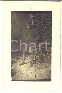 Fotografia d epoca originale 1916 WW1 ZONA DI GUERRA Ritratto di ufficiale presso casa rurale Foto cartolina 1