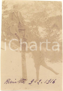 Fotografia d epoca originale 1916 WW1 RESIUTTA Ufficiali scherzano su tronco d albero  Foto CURIOSA 6x9 cm 1