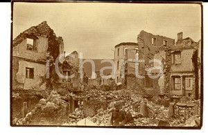 Fotografia d epoca originale 1916 WW1 ZONA DI GUERRA Soldato in un paese distrutto Fotografia 7x4 cm 1
