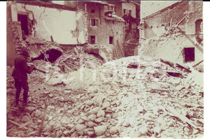 Fotografia d epoca originale 1917 WW1 ZONA DI GUERRA Alpino tra le rovine di un paese Foto 13x9 cm 1