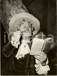 Fotografia d epoca originale 1965 ca ROMA TEATRO Attore in scena di lettura in costume storico Foto 18x24 cm 1