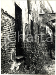 1960 ca MILANO SPARITA Via SCALDASOLE Casa di ringhiera in rovina (2) *Foto