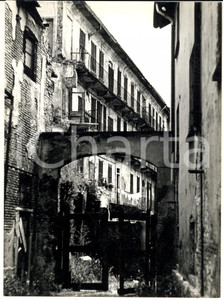 1960 ca MILANO SPARITA Via SCALDASOLE Casa di ringhiera in rovina (7) *Foto