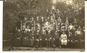 1922 GAZZADA SCHIANNO Ritratto di una famiglia in giardino - Foto cartolina Fotografia d'epoca, in formato cartolina postale.  CONDIZIONI: G (ma residui cartacei al verso)     originale e autentica 1