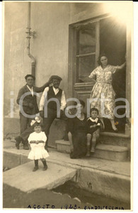 Agosto 1923 BARDONECCHIA Ritratto di famiglia sulla porta *Foto cartolina Fotografia d'epoca, in formato cartolina postale.  CONDIZIONI: G     originale e autentica 1