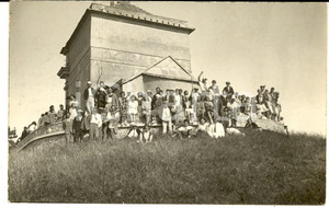 1930 ca Area di ALESSANDRIA Escursionisti presso chiesa di campagna - Foto