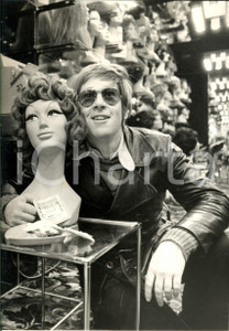 1970 ca MILANO Attore Enzo CERUSICO in negozio parrucche SOCCI (2) Foto 23x31 cm