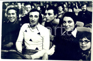 1970 ca COSTUME - I RICCHI E POVERI in platea a un festival  - Foto 30x20 cm