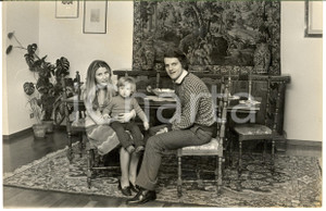 1972 MILANO Fabio CAPELLO a casa con la moglie e il figlio (1) Foto 30x20