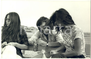 1970 ca COSTUME Cantante Claudio BAGLIONI in attesa di un concerto - Foto 30x20