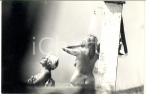 1970 ca COSTUME Cantante MINA paparazzata nuda sotto la doccia in spiaggia (2)