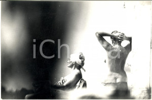 1970 ca COSTUME Cantante MINA paparazzata nuda sotto la doccia in spiaggia (3)