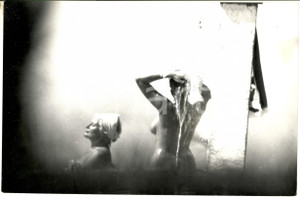 1970 ca COSTUME Cantante MINA paparazzata nuda sotto la doccia in spiaggia (7)