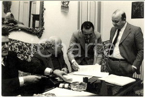 1970 ca COSTUME Gianni RAVERA ed Ezio RADAELLI alla firma di un contratto - Foto