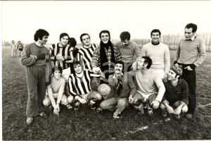 Fotografia d epoca originale 1970 ca COSTUME ITALIA Mino REITANO  Partita a calcio con gli amici Foto 1