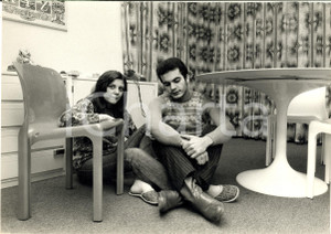 1970 ca COSTUME Cantante DONATELLO in casa con la fidanzata (5) - Foto 30x20 cm