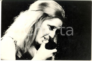 1970 ca COSTUME ITALIA Ritratto di MINA in concerto - Fotografia 30x20