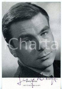 1960 CINEMA Georg KOSTYA in "Mit 17 weint man nicht" - Foto con AUTOGRAFO 10x15 Fotografia seriale con autografo, realizzata in occasione dell'uscita del film "Mit 17 weint man nicht". CONDIZIONI: FAIR (al verso, residui cartacei agli angoli)FORMATO: 10x15 cm       originale e autentica 1