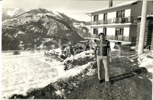 1970 ca SAUZE D'OULX SCI Ritratto di Piero GROS nel suo paese - Foto 30x20 cm