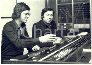 1970 ca ITALIA Fred BONGUSTO in uno studio di registrazione - Foto 30x20 cm