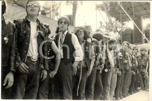 1970 ca MILANO HIPPIES Giovani sotto il palco di un concerto *Foto 30x20 cm