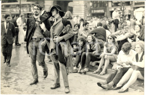 1970 ca MILANO HIPPIES Giovani in attesa di un evento - Foto 30x20 cm
