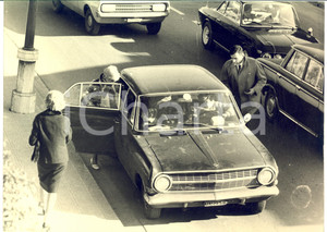 1970 ca COSTUME Rita PAVONE e Teddy RENO salgono in auto - Foto 30x22 cm