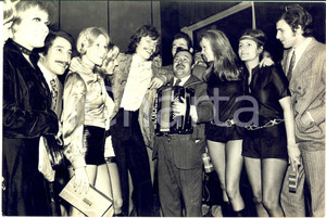 1970 ca COSTUME ITALIA Cantante ANTOINE a una festa- Foto 30x20 cm