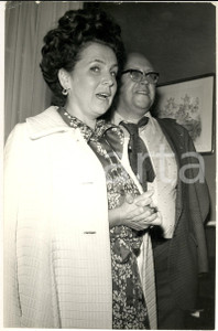 1970 ca MILANO (?) Mstislav ROSTROPOVIC con la moglie per tournée in Italia (3) 