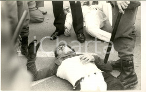 1969 MILANO ANNI DI PIOMBO Studenti feriti negli scontri *Foto DANNEGGIATA