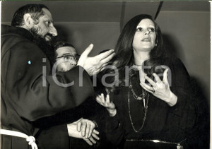 1975 ca COSTUME Cantante MILVA con due frati francescani *Foto 30x24 cm