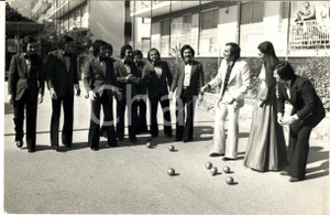1975 ca COSTUME ITALIA Raoul CASADEI gioca a bocce con la sua orchestra - Foto