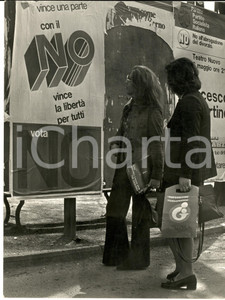 1974 COSTUME MILANO Referendum DIVORZIO - Propaganda per il NO (3) Foto 18x24 cm