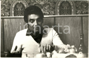 1970 ca COSTUME ITALIA Alberto LUPO fuma sigaretta a tavola - Foto 30x20