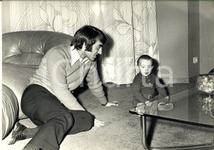 1970 ca COSTUME ITALIA Pietro ANASTASI con in salotto con il figlio (2) Foto Fotografia di agenzia. CONDIZIONI: GFORMATO: 30x24 cm    originale e autentica 1