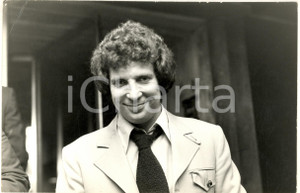 1970 ca COSTUME ITALIA Ritratto di Tom JONES  - Fotografia 30x20 cm Fotografia d'epoca.CONDIZIONI: FAIR (piegature al lato sinistro)FORMATO: 30x20 cm     originale e autentica 1