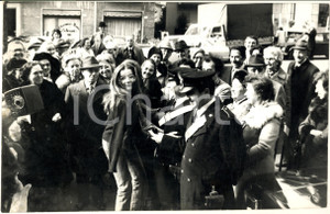 1970 ca COSTUME La cantante MAGGIE MAE accolta dai fan - Foto 30x20 cm