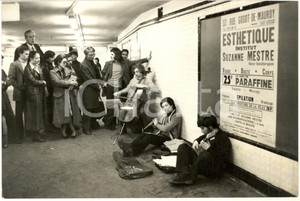 1970 ca COSTUME PARIS Concerto artisti di strada in metropolitana (2) Foto