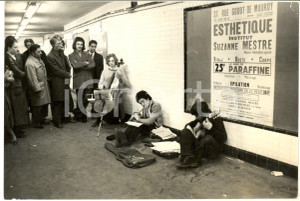 1970 ca COSTUME PARIS Concerto artisti di strada in metropolitana (3) Foto