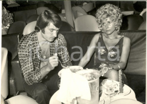 1970 ca COSTUME ITALIA Enrico ALBERTOSI in un locale con la moglie - Foto 30x24