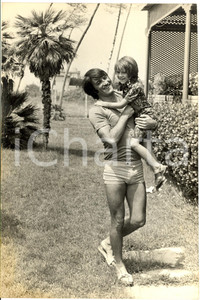1970 ca COSTUME ITALIA Enrico ALBERTOSI in giardino con il figlio (1) Foto 20x30