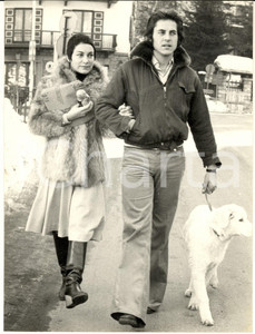 1975 ca COURMAYEUR I RICCHI E POVERI Angela BRAMBATI Marcello BROCHEREL (2) Foto Fotografia d'epoca.CONDIZIONI: GFORMATO: 18x24 cm   originale e autentica 0