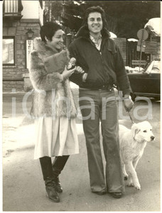 1975 ca COURMAYEUR I RICCHI E POVERI Angela BRAMBATI Marcello BROCHEREL (3) Foto Fotografia d'epoca. CONDIZIONI: G (ma piccola piegatura centrale)FORMATO: 18x24 cm    originale e autentica 0